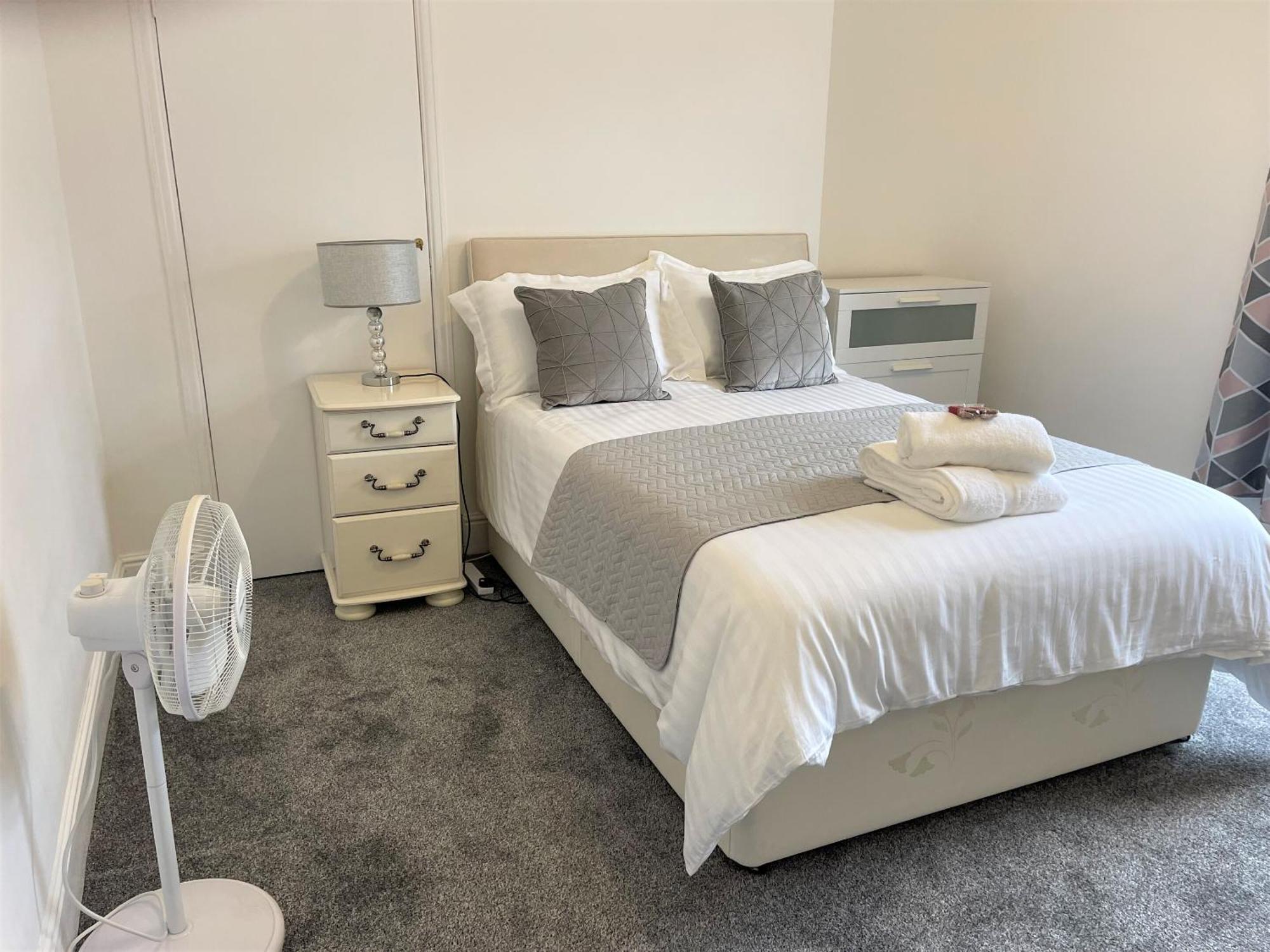 Robinhuts - 3 Bed Accommodation -Perfect For Contractors, Families & Students Кингстон-апон-Халл Экстерьер фото